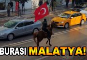 Malatya’da bir vatandaşın elinde Türk bayrağı ile at sırtında görenler
