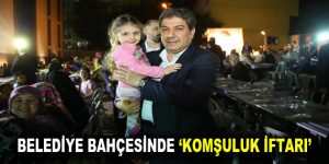 Belediye bahçesinde komşuluk iftarı