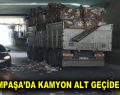 Alt geçide sıkışan kamyon trafiği kilitledi