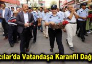 Bağcılar Belediyesi zabıta personeli esnafa ve vatandaşa karanfil dağıttı Zabıta