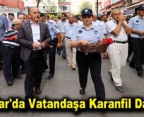 Bağcılar Belediyesi zabıta personeli esnafa ve vatandaşa karanfil dağıttı