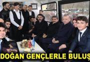 ERDOĞAN GENÇLERLE SİMİT YİYİP ŞARKI SÖYLEDİ Cumhurbaşkanı Recep Tayyip Erdoğan,