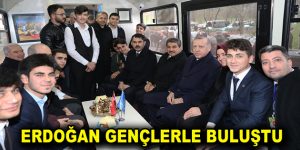 ERDOĞAN ESENLERLİ GENÇLERLE SİMİT YİYİP ŞARKI SÖYLEDİ