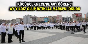 601 ÖĞRENCİ AY YILDIZ OLUP İSTİKLAL MARŞI’NI OKUDU