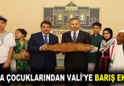 DÜNYA ÇOCUKLARINDAN VALİ’YE BARIŞ EKMEĞİ İstanbul Valisi Ali Yerlikaya, Esenler