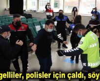 Engelliler, polisler için çaldı, söyledi