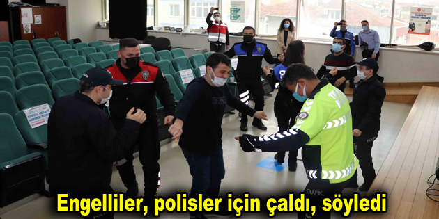 Engelliler, polisler için çaldı, söyledi