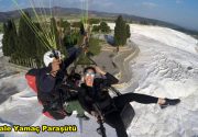 Pamukkale Yamaç Paraşütü Çoğunuz Pamukkale turuna meşhur travertenler için katılsanız