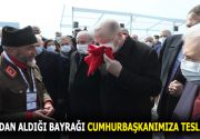 GÖKSU’DAN ALDIĞI BAYRAĞI CUMHURBAŞKANIMIZA TESLİM ETTİ Çanakkale Deniz Zaferi’nin 107.