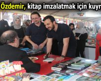 Abdullah Özdemir, kitap imzalatmak için kuyruğa girdi