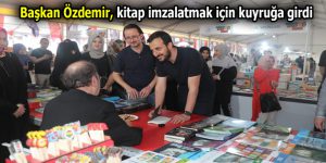 Abdullah Özdemir, kitap imzalatmak için kuyruğa girdi