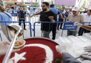 ESENLER’DE VATANDAŞLARA AŞURE İKRAMI Esenler Belediyesi, Muharrem ayı münasebetiyle Türkiye’nin
