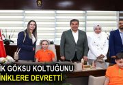 BAŞKAN GÖKSU, KOLTUĞUNU MİNİKLERE DEVRETTİ Esenler Belediye Başkanı Mehmet Tevfik