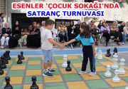 ESENLER ‘ÇOCUK SOKAĞI’NDA SATRANÇ TURNUVASI DÜZENLENDİ Esenlerli satrançseverler, Çocuk Sokağı’nda