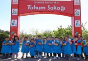 ÇOCUKLAR TOPRAKLA BULUŞTU Anne Çocuk Kampüsü’nün minik öğrencileri, ilk bitki
