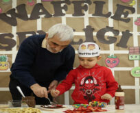 BÜYÜKLER TORUNLARIYLA WAFFLE YAPTI