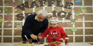 BÜYÜKLER TORUNLARIYLA WAFFLE YAPTI