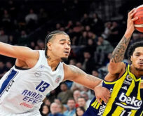 İstanbul Derbisinde Sarı-Lacivert Şov: Fenerbahçe Beko, Anadolu Efes’i Parkeye Gömerek Seriyi Sürdürdü!