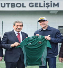 MESUT ÖZİL ESENLER FUTBOL GELİŞİM MERKEZİ’Nİ ZİYARET ETTİ