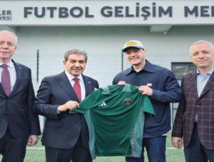 MESUT ÖZİL ESENLER FUTBOL GELİŞİM MERKEZİ’Nİ ZİYARET ETTİ