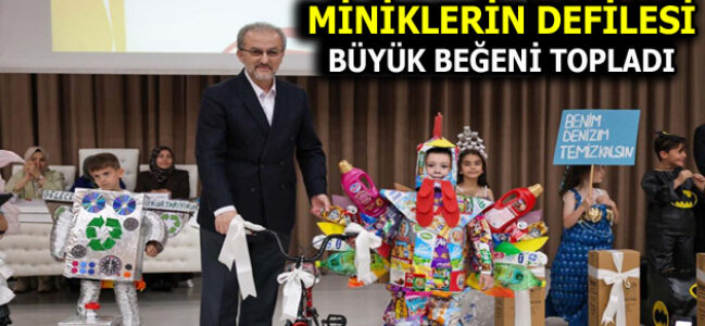 MİNİKLERİN DEFİLESİ GÖZ DOLDURDU