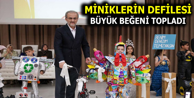 MİNİKLERİN DEFİLESİ GÖZ DOLDURDU