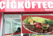 Çiğköfteci Ramazan usta Radyocu ve sanatçıların sunumuyla 14. mağazasını muhteşem
